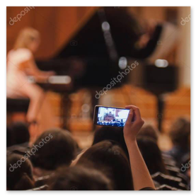Pubblico in sala durante una rassegna corale