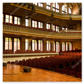 Coro illuminato durante un brano solenne