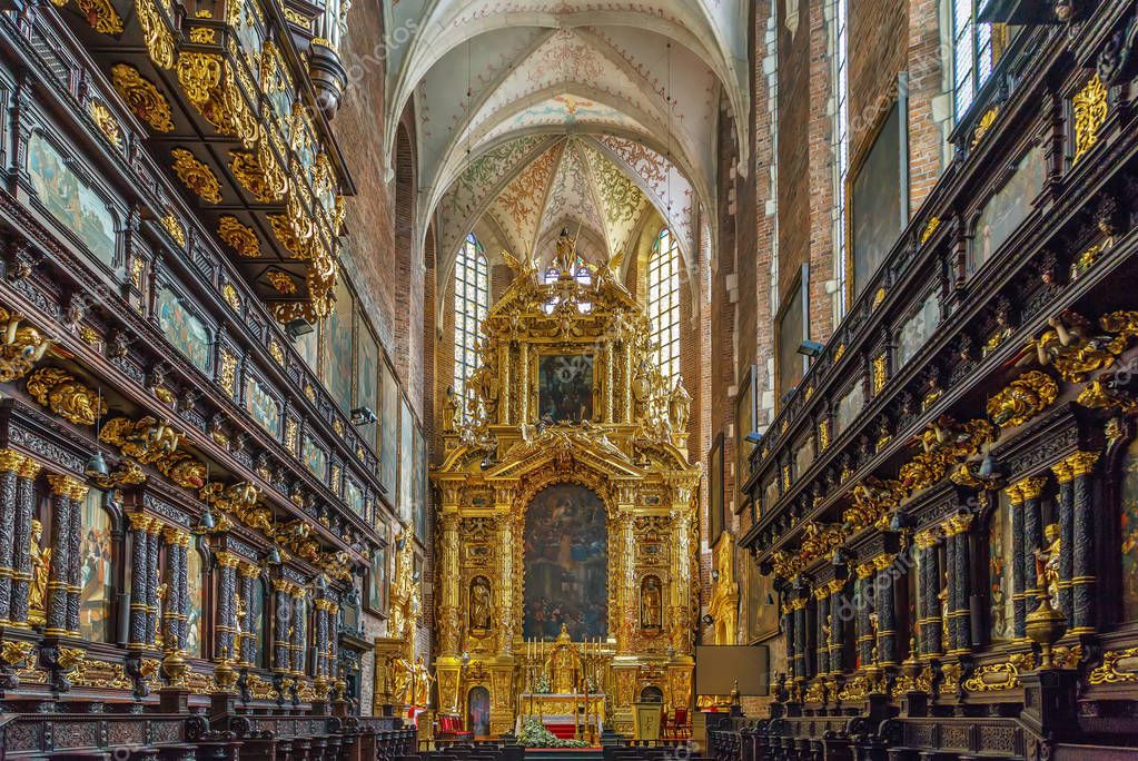Interno basilica barocca con coro e orchestra d’epoca