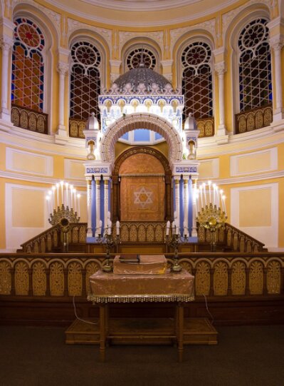 Docente che illustra il gesto direttoriale durante una masterclass